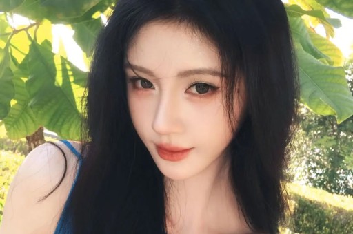 高圆圆也耍大牌？被多名工作人员围绕获助理蹲地上穿鞋惹争议